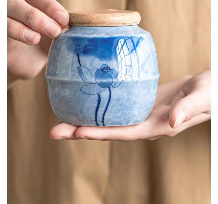 Pawlsle Trails Hand-painted hydrangea urns, pet souvenir jars, pet funeral supplies, high-end urns