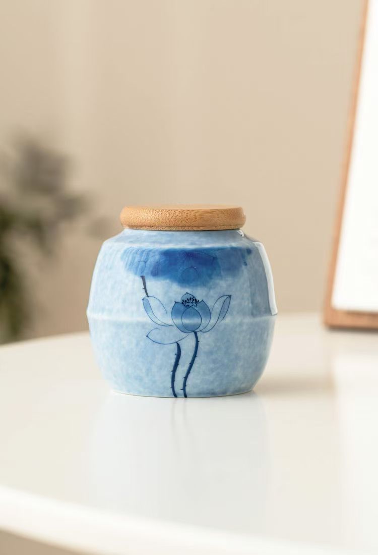 Pawlsle Trails Hand-painted hydrangea urns, pet souvenir jars, pet funeral supplies, high-end urns