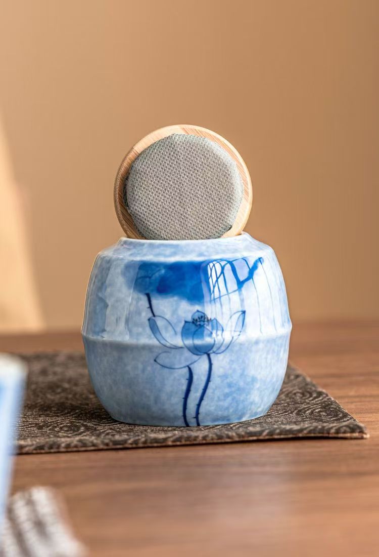 Pawlsle Trails Hand-painted hydrangea urns, pet souvenir jars, pet funeral supplies, high-end urns