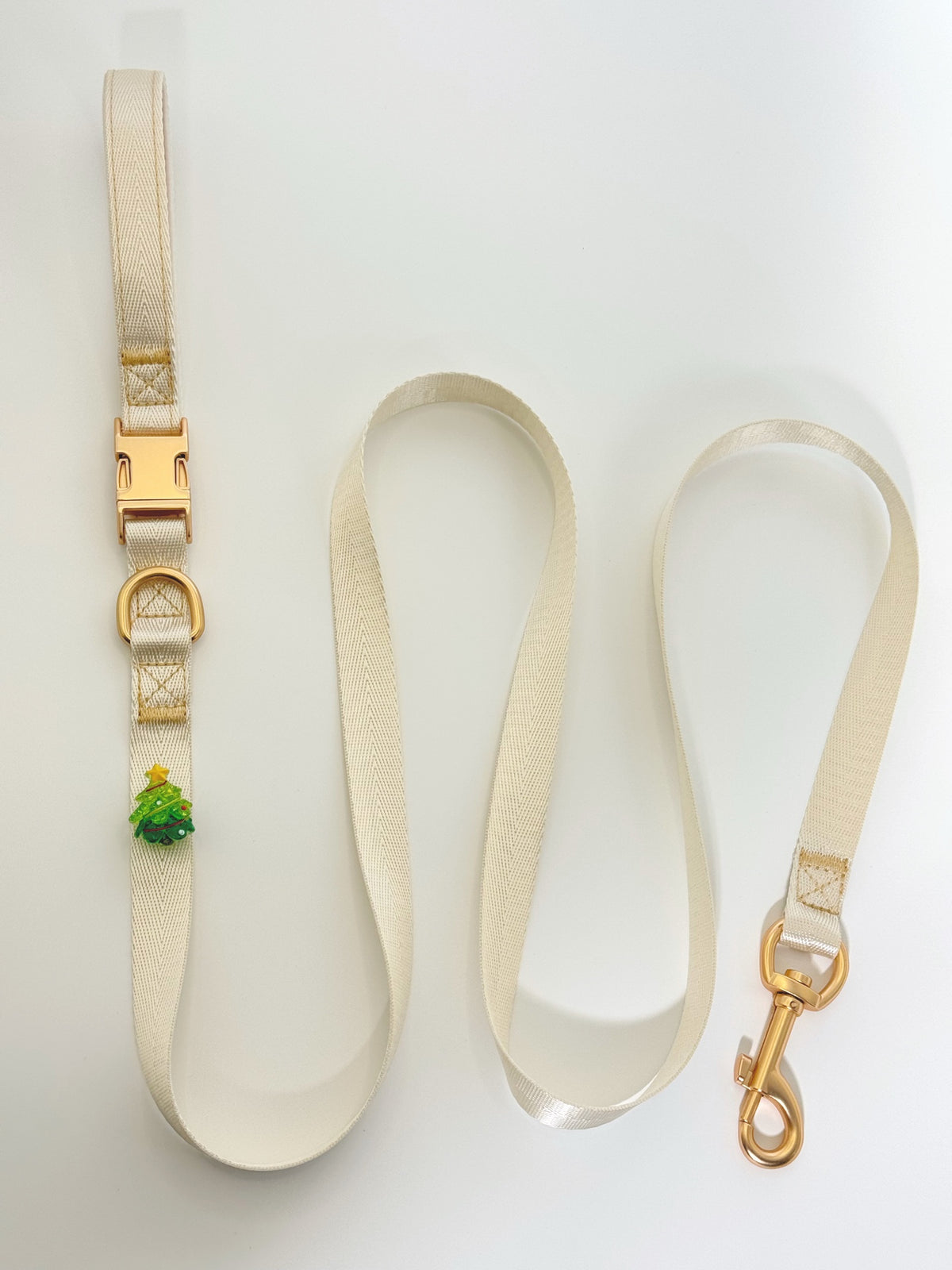 Pawlsle Trails Festive Sparkling Pet Collar Set, featuring a Christmas tree design and crafted from high-quality leather and natural crystal beads. Leash Style 2
