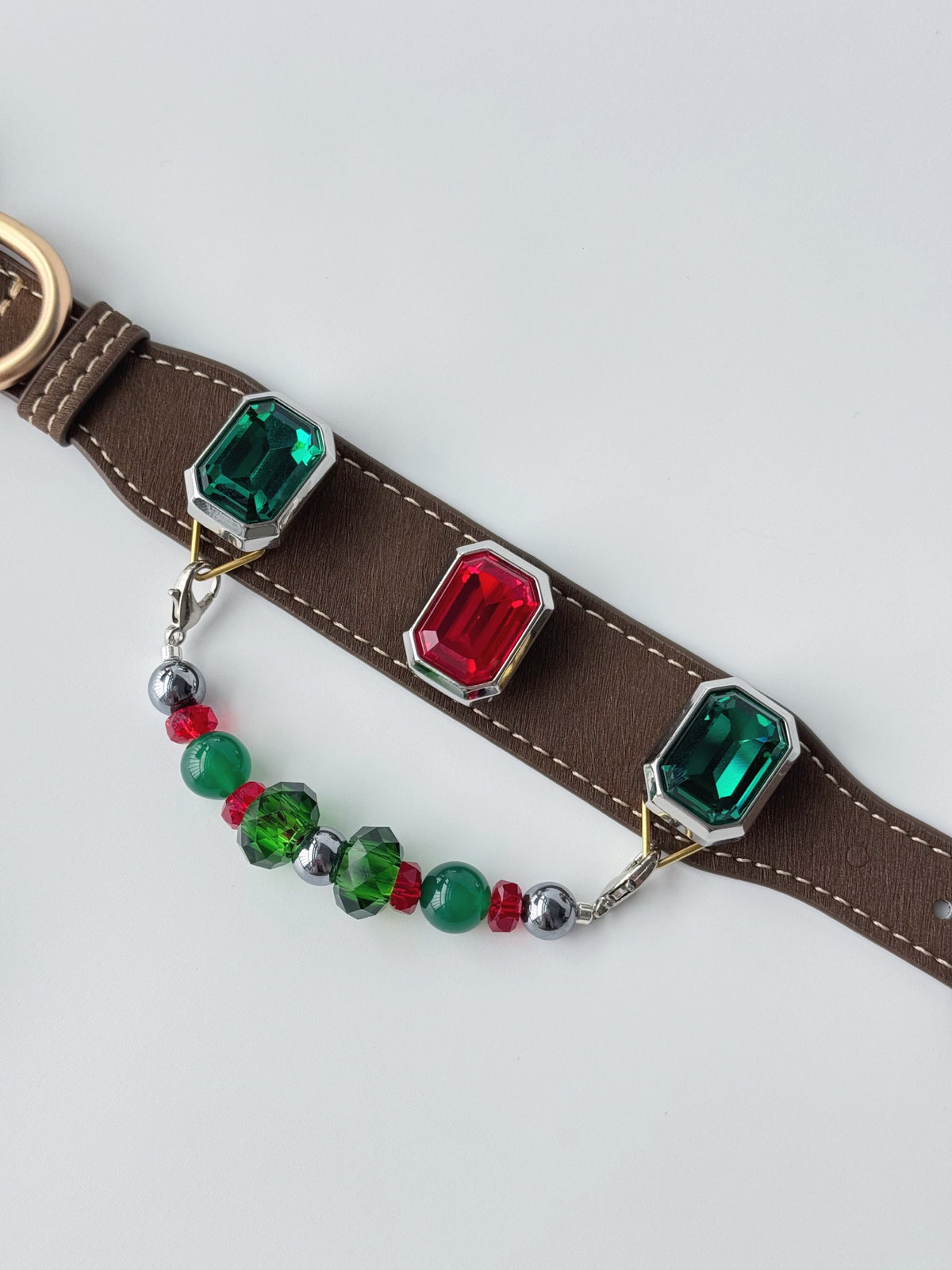 Pawlsle Trails Vintage-style square-gem pet collar, crafted from luxurious microfiber leather and accented with a delicate beaded chain—a magnificent, handcrafted accessory for your pet.