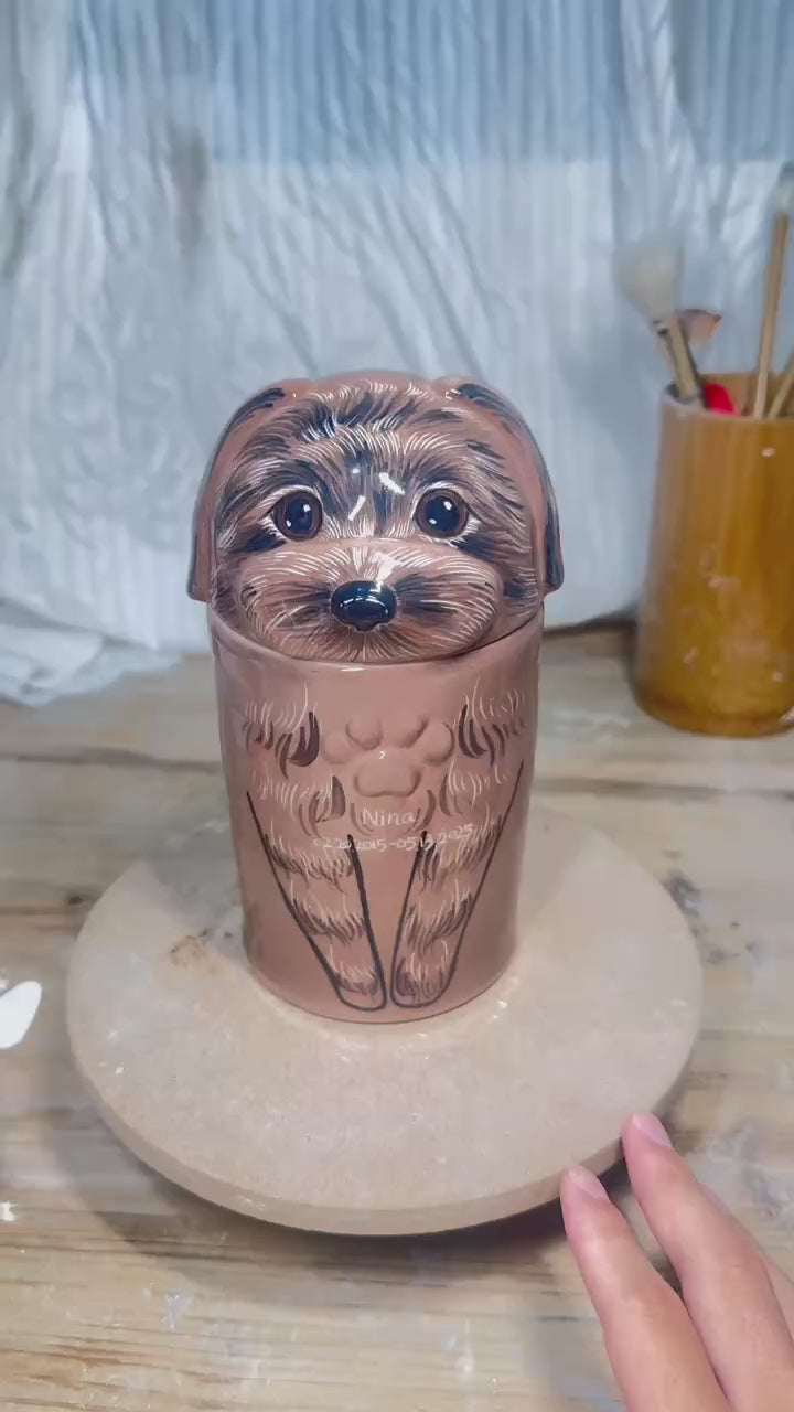 Customized personalized Dog urns, with or without engraving a name, for pet owners' special memories.